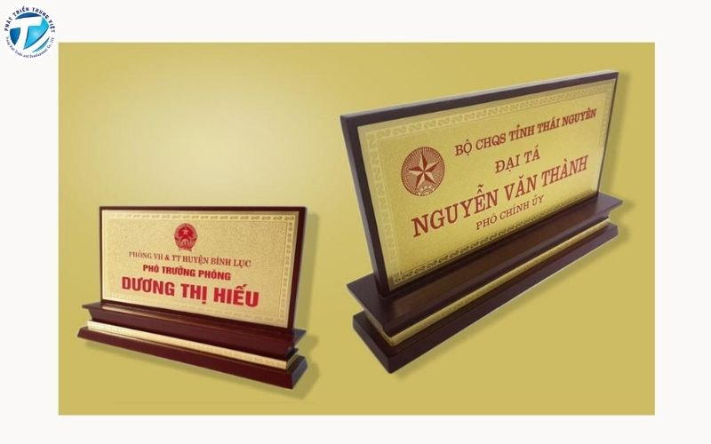 Máy in UV có thể in bảng tên nhân viên, bảng tên chức danh, bảng tên để bàn